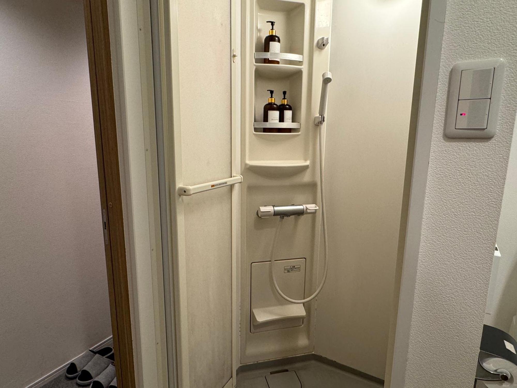 Good Location, Convenient Transportation Nipponbashi Station 4 Minutes Dotonbori 6 Minutes Kuromon Market 8 Minutes Double Bed O10 *