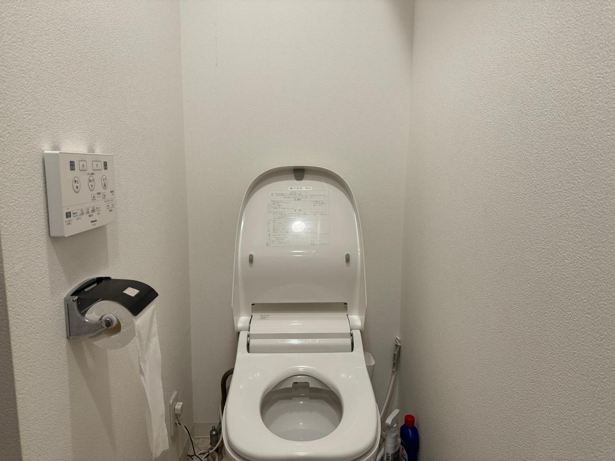Good Location, Convenient Transportation Nipponbashi Station 4 Minutes Dotonbori 6 Minutes Kuromon Market 8 Minutes Double Bed O10 Apartemen
