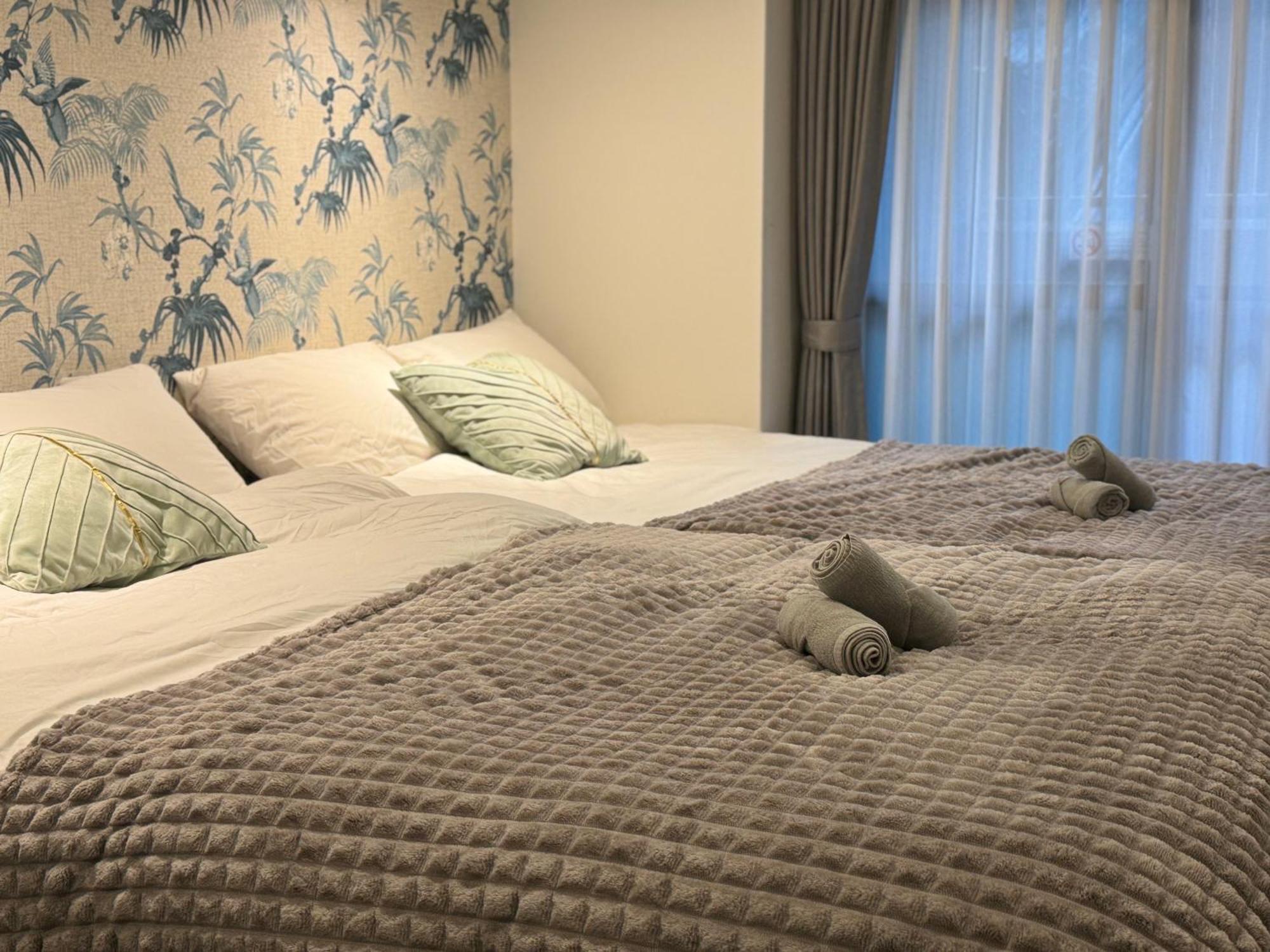 Good Location, Convenient Transportation Nipponbashi Station 4 Minutes Dotonbori 6 Minutes Kuromon Market 8 Minutes Double Bed O10 * Osaka